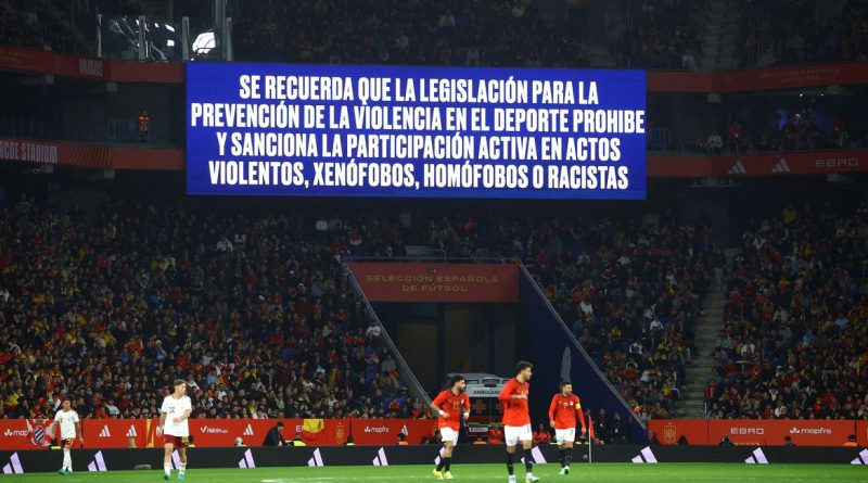 Telão exibe mensagem contra discriminação em jogo Espanha x Egito 31 de março de 2026 REUTERS/Albert Gea