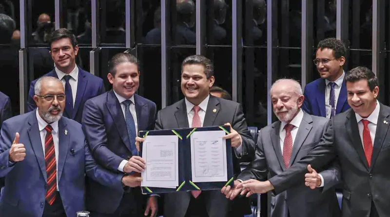 Brasília (DF), 16/10/2026 - Da esquerda para direita, Senador, Paulo Paim, presidente da Câmara dos deputados, Hugo Motta, presidente do Senado, Davi Alcolumbre, Presidente Luiz Inácio Lula da Silva e o deputado, Carlos Veras, promulgam a proposta de Emenda à Constituição (PEC 221), que acaba com a escala um dia de descanso a cada seis de trabalho no país, a escala 6x1. Foto: Lula Marques/Agência Brasil