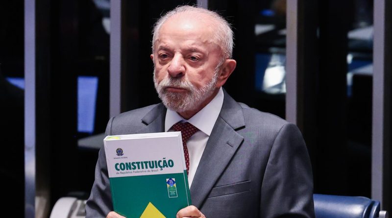 Brasília – DF – 16/10/2026 -O presidente do Senado, Davi Alcolumbre, Presidente da Câmara dos Deputados, Hugo Motta e Presidente, Luiz Inácio Lula da Silva, durante promulgação da Proposta de Emenda à Constituição (PEC 221), que acaba com a escala um dia de descanso a cada seis de trabalho no país, a escala 6x1. Lula Marques/Agência Brasil.