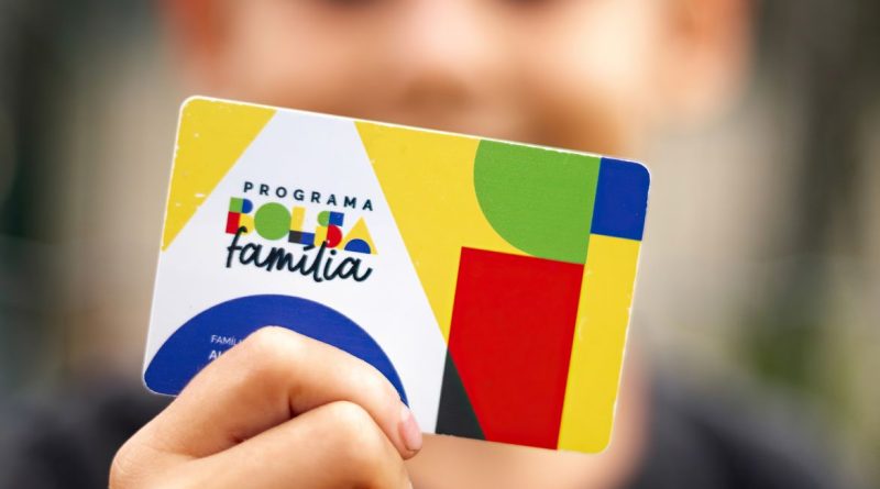 Família Beneficiária do Programa Bolsa Família - CRAS de Sobradinho 1 - Brasília (DF). Na foto eles seguram o cartão do programa Bolsa Família. Na foto Enzo Manoel (6 anos) Fotos: Lyon Santos/ MDS