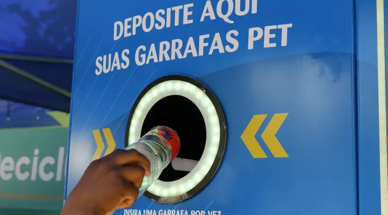 Máquinas coletoras de resídios para reciclagem em ação educativa pelo Dia Mundial do Meio Ambiente no Aterro do Flamengo.