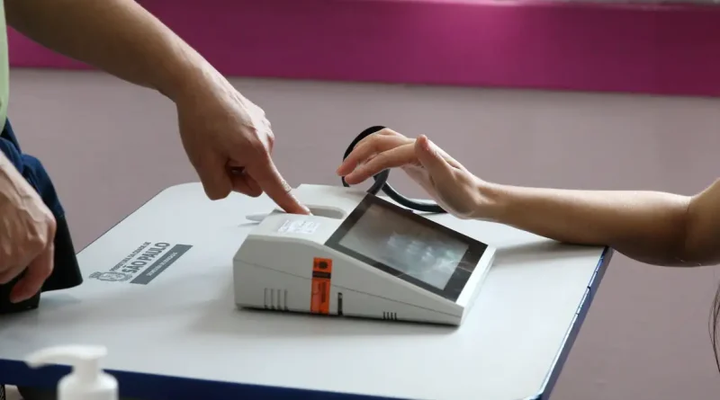 Eleitora realiza biometria durante votação na Escola Municipal de Ensino Fundamental - EMEF Celso Leite Ribeiro Filho, em Bela Vista.