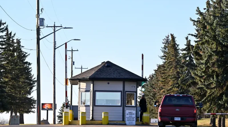 Carro passa perto do portão da Base das Forças Canadenses (CFB) de Wainwright, no dia seguinte a um grave incidente que resultou em um incêndio que causou mortes e feridos, em Wainwright, Alberta, Canadá, em 18 de outubro de 2026. REUTERS/Jennifer Gauthier
