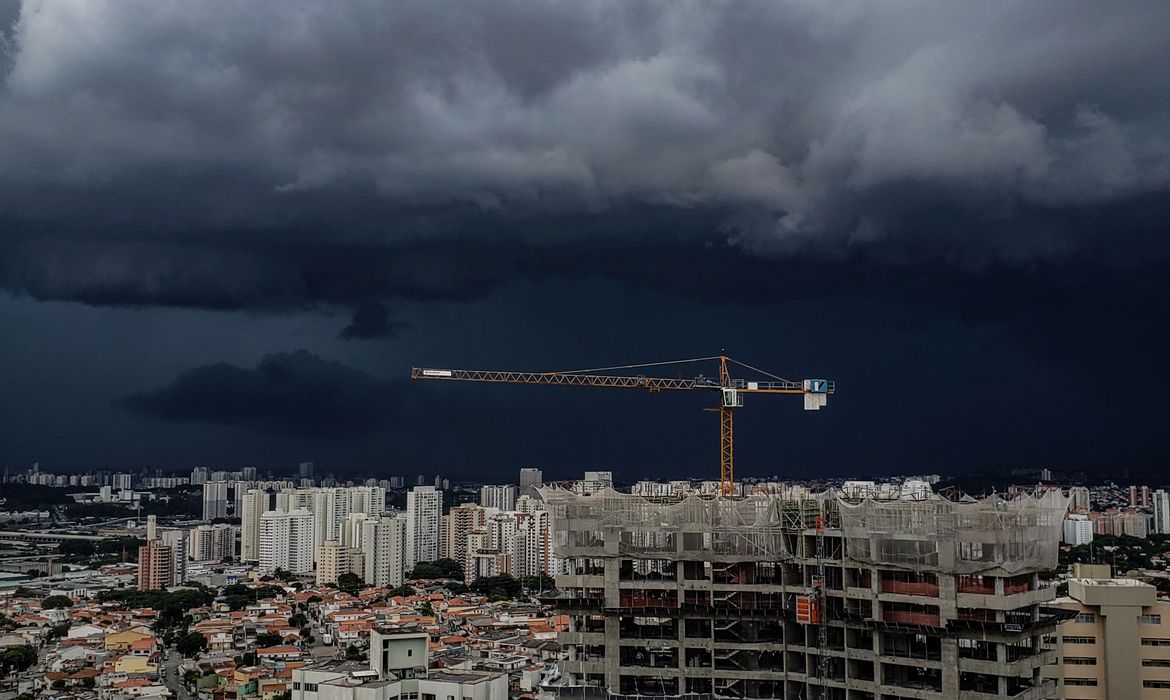 Campanha de Flávio pede votação até 19h por chuvas em alguns estados
