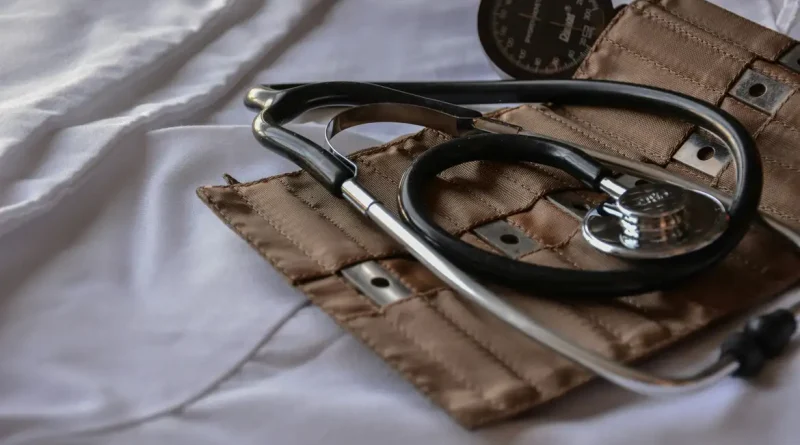 Estetoscópio médico em cima da cama. Foto: Marcelo Leal/Unsplash