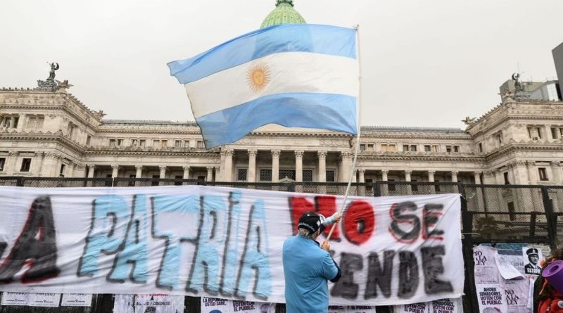 Buenos Aires, Argentina ? In the photos, social, labor, political, and student groups, along with independent citizens, mobilized in Buenos Aires on August 6, 2026, against a controversial bill containing several initiatives regarding private property. The demonstration was called to express widespread public rejection of the chapter on the sale of land to foreigners within the proposed law on the