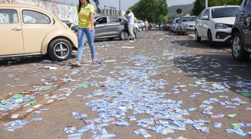 Brasília (DF), 04/10/2026 - Material de propaganda eleitoral é encontrado espalhado em frente a uma escola durante o primeiro turno das Eleições 2026, neste domingo. A distribuição de santinhos e a prática de boca de urna são proibidas no dia da votação. Foto: Joédson Alves/Agência Brasil