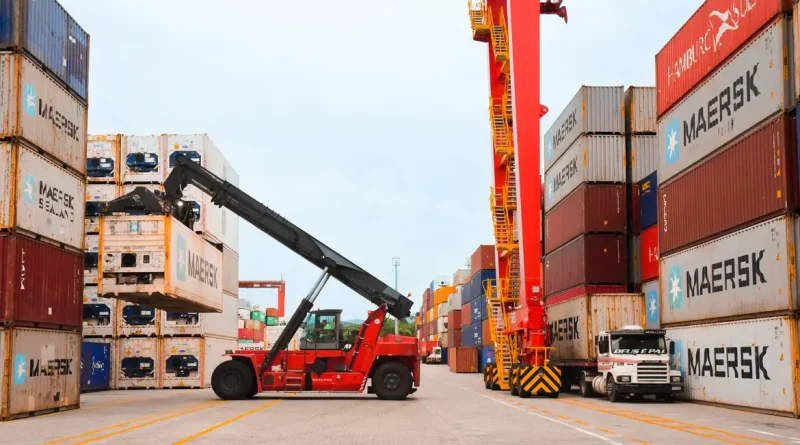 Visita técnica ao Porto ITapoá SC. Os Portos tem sempre uma movimentação grande de container e navios e movimenta o marcado de importação e exportação.. Foto: Vosmar Rosa/MPOR