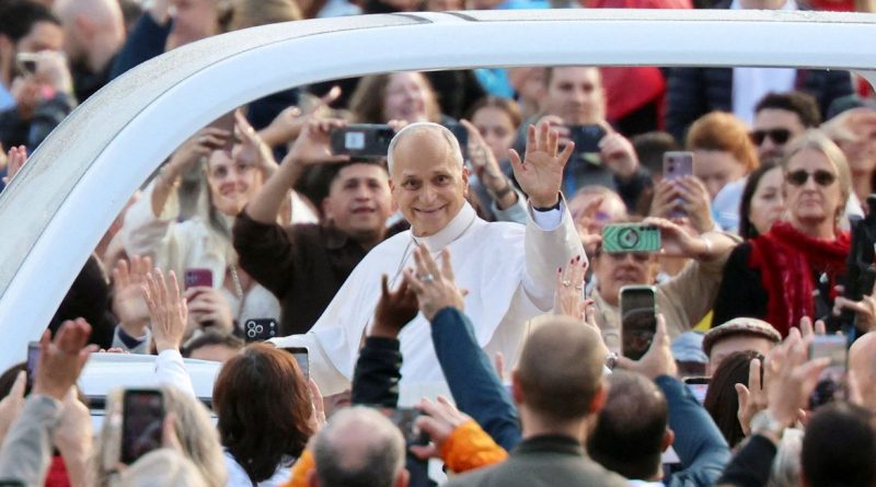 Papa Leão cumprimenta os fiéis na audiência geral semanal na Praça de São Pedro 21 de outubro de 2026 REUTERS/Yara Nardi