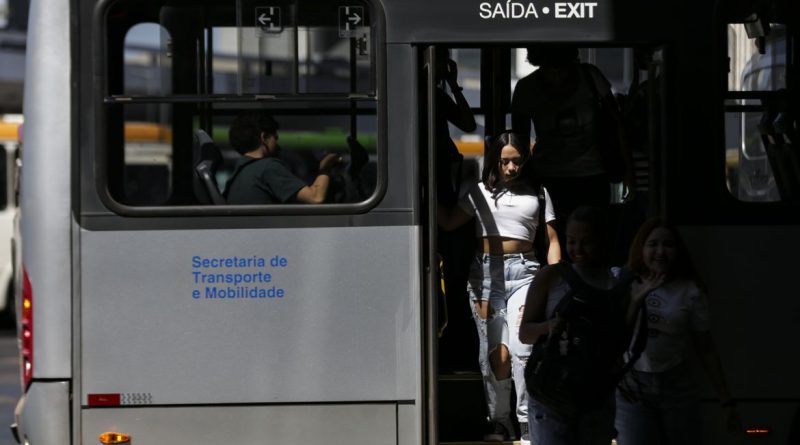 Brasília (DF), 09/08/2023 - Movimentação de passageiros e ônibus na Rodoviária do Plano Piloto. Nos dias 8 e 9 de agosto acontece, em Brasília, o 36º Seminário Nacional de Transporte Urbano, em que empresários, entidades de classe, especialistas e representantes de governo debatem as mudanças necessárias no setor. Foto: Marcelo Camargo/Agência Brasil