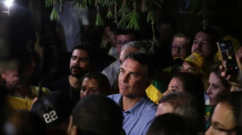 Brasília (DF), 04/10/2026 - Flávio Bolsonaro (PL) fala com jornalistas após a vitória no primeiro turno das eleições de 2026 sobre seu oponente, Luiz Inácio Lula da Silva (PT). Foto: Joédson Alves/Agência Brasil