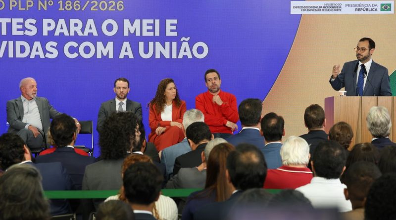 Brasília – DF – 21/10/2026 -O presidente Luiz Inácio Lula da Silva durante cerimônia que encaminhou ao Congresso Nacional a proposta de emenda à Constituição (PEC) para garantir o transporte público urbano gratuito aos sábados e domingos e sancionou o projeto que aumenta limite de faturamento do MEI. Foto: Lula Marques/Agência Brasil