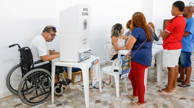 Rio de Janeiro (RJ), 04/10/2026 – O eleitor Alexandre Prudente, cadeirante, vota na Igreja Metodista, em Vila Isabel. Foto: Fernando Frazão/Agência Brasil