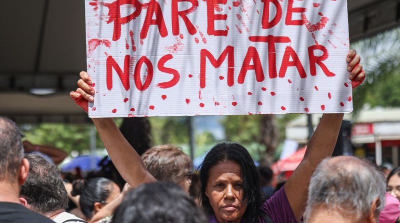 Brasília (DF), 07/12/2025 - O Levante Mulheres Vivas realiza ato na área central de Brasília para denunciar o feminicídio e todas as formas de violência contra mulheres. Foto: Marcelo Camargo/Agência Brasil