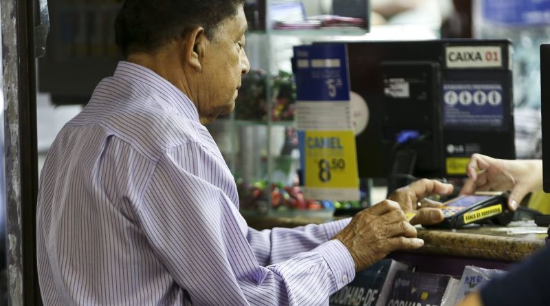 Idosos na região central de Brasília.