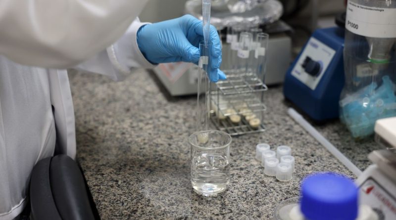 Brasília (DF), 26/05/2026 - O laboratório de nanotecnologia da Embrapa produz em caráter experimental substitutos veganos de carne vermelha, salmão e lula por meio de uma impressora carregada de massa feita do extrato de sementes. Foto: Valter Campanato/Agência Brasil
