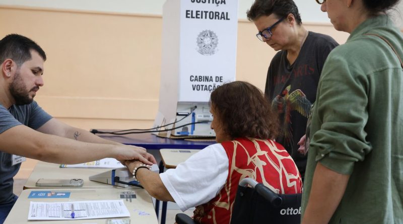 Rio de Janeiro (RJ), 04/10/2026 - A psicóloga Maria Lidia Gomes de Mattos vota na zona eleitoral do Colégio Estadual Amaro Cavalcante, no Largo do Machado. - Foto: Rovena Rosa/Agência Brasil