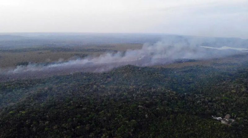 Alter do Chão, distrito de Santarém (PA), também foi atingido pelas chamas; a qualidade do ar no município é considerada insalubre nesta segunda-feira 19. Foto: Brigada de Alter do Chão (PA)/ Divulgação