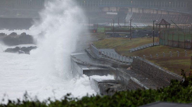 Ondas geradas pelo tufão Champi batem contra um quebra-mar em Keelung, em Taiwan 23 de outubro de 2026 REUTERS/Ann Wang