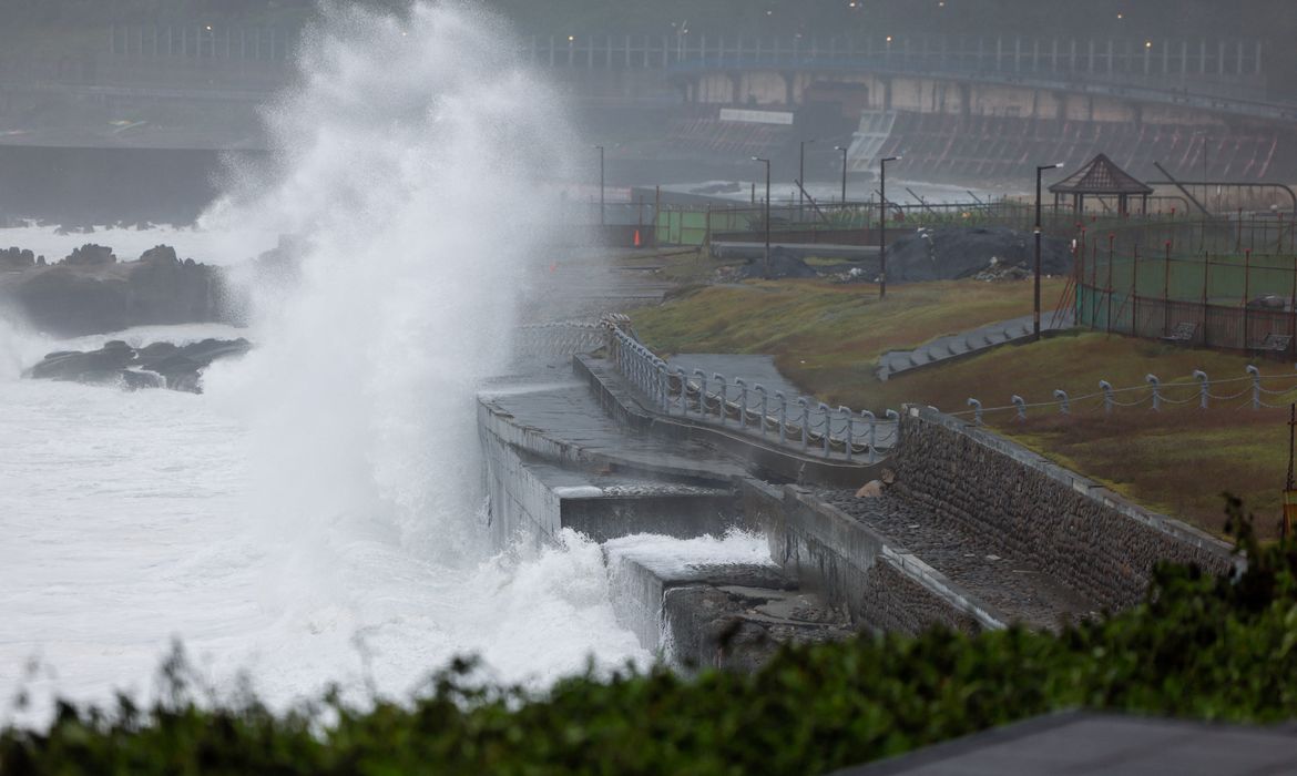 Taiwan tem quase mil voos cancelados com aproximação do Tufão Champi
