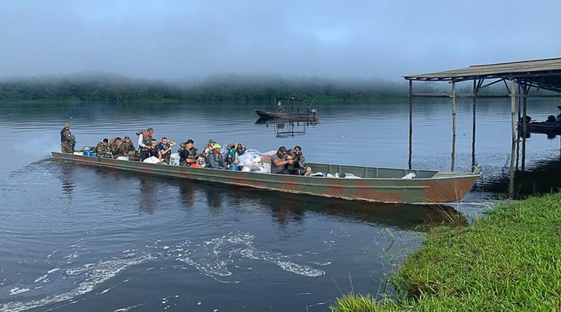 Militares da 22ª Brigada de Infantaria de Selva, do Exército, junto com o pessoal do TRE, transportam urnas no Rio Oiapoque, rumo à aldeia indígena de Kumarumã