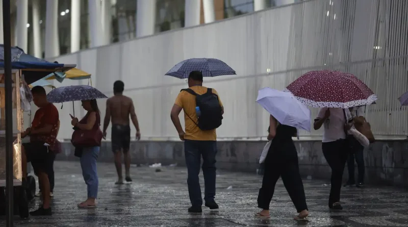 Rio de Janeiro (RJ) 29/01/2025 – Chegada de chuvas faz Defesa Civil enviar alerta extremo na cidade pela primeira vez. Pedestres com guarda-chuvas no Centro. Foto: Fernando Frazão/Agência Brasil