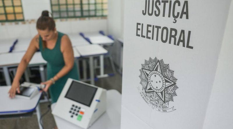 Brasília (DF), 24/10/2026 - Mesários preparam urnas eletrônicas em escola pública para o segundo turno das Eleições 2026, que será realizado neste domingo (25). Foto: Joédson Alves/Agência Brasil
