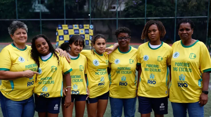 Rio de Janeiro (RJ), 21/10/2026 – Ex-jogadoras da seleção brasileira feminina de futebol Marisa, Fia e Pelé participam de atividades com alunas da rede pública de ensino na Escola Municipal Juan Antônio Samaranch, com o projeto Pioneiras nas Escolas. Foto: Fernando Frazão/Agência Brasil