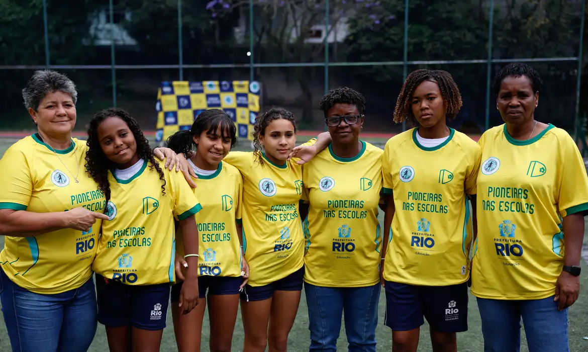 Ex-jogadoras da seleção de futebol incentivam alunas em escolas do Rio