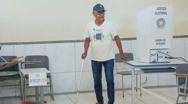 Brasília (DF), 04/10/2026 - Eleitores comparecem às seções eleitorais na manhã deste domingo para participar do primeiro turno das Eleições 2026. As imagens mostram o momento da votação nas salas onde estão instaladas as urnas eletrônicas. Foto: Joédson Alves/Agência Brasil
