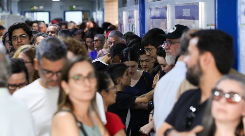 Brasília – DF – 04/10/2026 - Votação do primeiro turno. Eleitores na fila de votação no Colégio Leonardo da Vici. FOTO: Lula Marques/Agência Brasil.