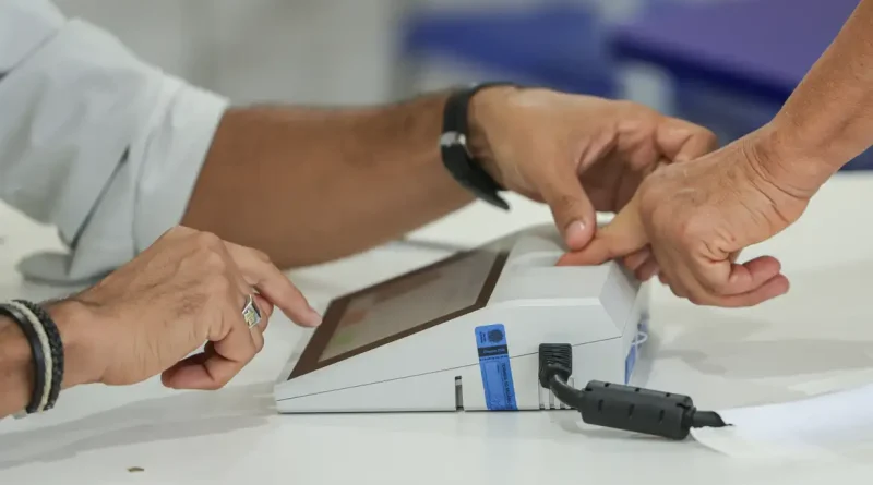 Brasília (DF), 04/10/2026 - Eleitores comparecem às seções eleitorais na manhã deste domingo para participar do primeiro turno das Eleições 2026. As imagens mostram o momento da votação nas salas onde estão instaladas as urnas eletrônicas. Foto: Joédson Alves/Agência Brasil