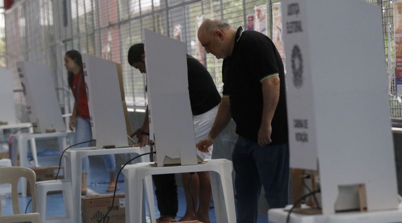 Eleitores votam no 1º turno em seção eleitoral no Colégio Maria Raythe, na Tijuca, zona norte da cidade.
