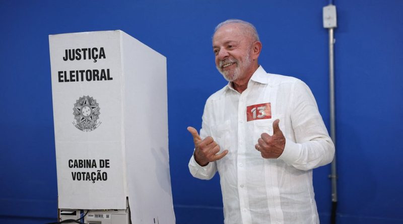 Presidente Luiz Inácio Lula da Silva faz gesto após votar no segundo turno das eleições presidenciais, em São Bernardo do Campo (SP), em 25 de outubro de 2026. REUTERS/Amanda Perobelli