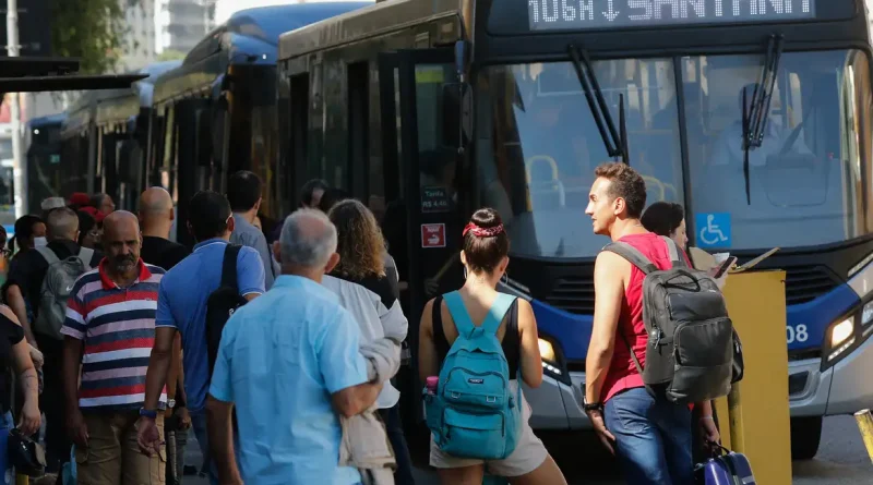 São Paulo (SP), 24/03/2023 - Passageiros embarcam em ônibus na Luz no segundo dia de greve dos metroviários em São Paulo. Foto: Fernando Frazão/Agência Brasil