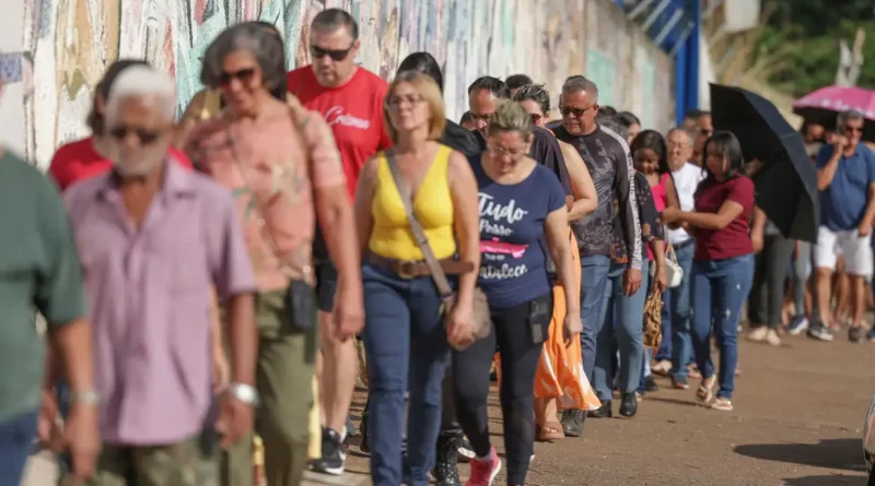 Brasília (DF), 25/10/2026 - Eleitores formam filas em locais de votação na manhã deste domingo, durante a abertura das seções eleitorais para o segundo turno das Eleições 2026 Foto: Joédson Alves/Agência Brasil