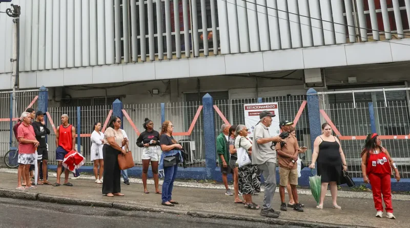 Rio de Janeiro (RJ), 25/10/2026 – Eleitores aguardam ônibus na porta do Centro Universitário Augusto Motta (UNISUAM), na zona norte do Rio de Janeiro. Foto: Tomaz Silva/Agência Brasil