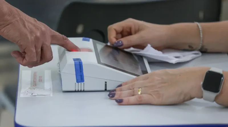 Brasília (DF), 25/10/2026 - Eleitores comparecem às seções eleitorais na manhã deste domingo para participar do segundo turno das Eleições 2026. As imagens mostram o momento da votação nas salas onde estão instaladas as urnas eletrônicas. Foto: Joédson Alves/Agência Brasil