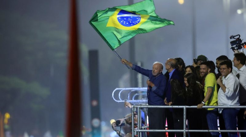 São Paulo (SP), 25/10/2026 - O presidente Luiz Inácio Lula da Silva fala com eleitores após a vitória e reeleição nas Eleições 2026, na avenida Paulista. Foto: Paulo Pinto/Agencia Brasil
