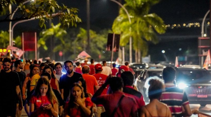 Brasília 25/10/2026 - Milhares de pessoas vão as ruas de Brasília para comemorar a vitória do presidente Lula, nas Eleições de 2026, fechando a rua da comercial da 404 E 405 norte. Foto: Rafa Neddermeyer/Agência Brasil
