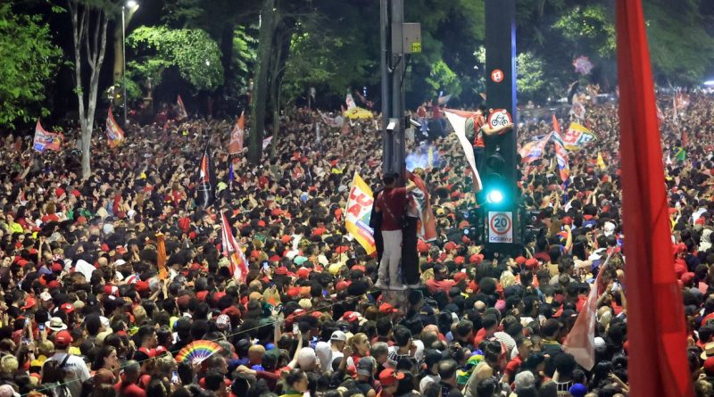 São Paulo (SP), 25/10/2026 - Eleitores comemoram a vitória e reeleição do presidente Luiz Inácio Lula da Silva na avenida Paulista. Foto: Paulo Pinto/Agencia Brasil