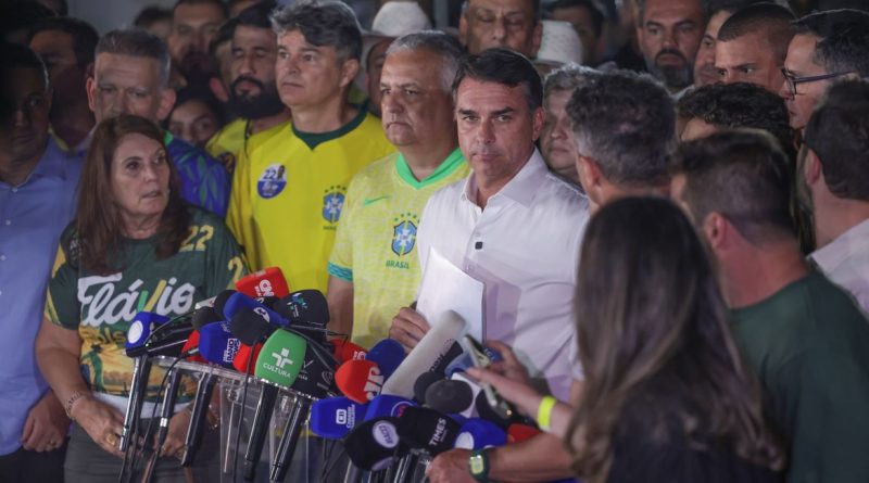 Brasília (DF), 25/10/2026 - O candidato à Presidência da República, senador Flávio Bolsonaro (PL), fala com jornalistas após ser derrotado no segundo turno das eleições pelo candidato Luiz Inácio Lula da Silva (PT). Foto: Joédson Alves/Agência Brasil.