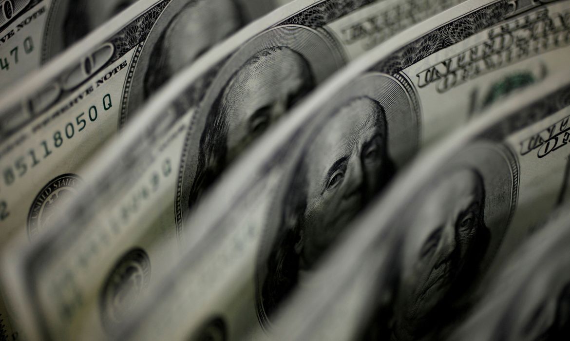 Dólar sobe 8,21%, e bolsa cai 13,88% após reeleição de Lula