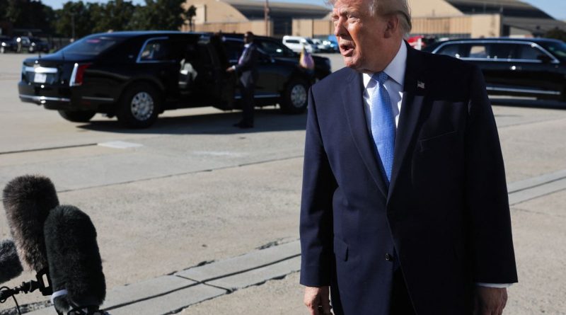 O presidente dos EUA, Donald Trump, antes de embarcar no Air Force One na Base Conjunta de Andrews, em Maryland, EUA 26 de outubro de 2026 REUTERS/Jonathan Ernst