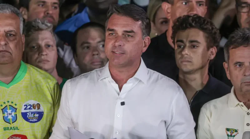 Brasília (DF), 25/10/2026 - O candidato à Presidência da República, senador Flávio Bolsonaro (PL), fala com jornalistas após ser derrotado no segundo turno das eleições pelo candidato Luiz Inácio Lula da Silva (PT). Foto: Joédson Alves/Agência Brasil.