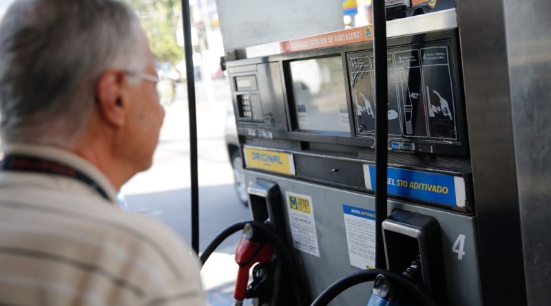 Greve de caminhoneiros causa desabastecimento de combustível em postos de gasolina da cidade de Teresópolis, na região serrana do Rio de Janeiro.