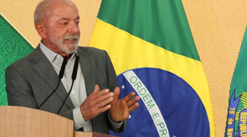 Brasília – DF – 21/10/2026 -O presidente Luiz Inácio Lula da Silva durante cerimônia que encaminhou ao Congresso Nacional a proposta de emenda à Constituição (PEC) para garantir o transporte público urbano gratuito aos sábados e domingos e sancionou o projeto que aumenta limite de faturamento do MEI. Foto: Lula Marques/Agência Brasil