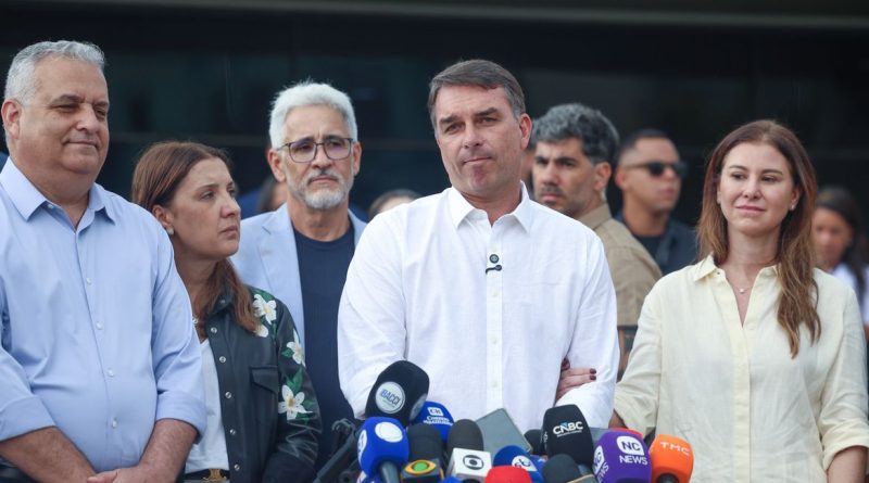 Brasília (DF), 12/10/2026 - O candidato e senador, Flávio Bolsonaro fala com jornalistas, após missa na Catedral Metropolitana de Brasília Foto: Valter Campanato/Agência Brasil