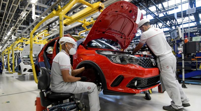 Os trabalhadores da montadora Fiat Chrysler Automobiles constroem um modelo Argo 2020, em meio à disseminação da doença por coronavírus (COVID-19), na fábrica de montagem em Betim