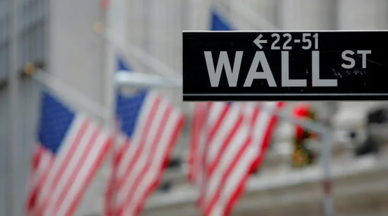 Placa em frente à Bolsa de Valores de Nova York sinaliza Wall Street REUTERS/Andrew Kelly
